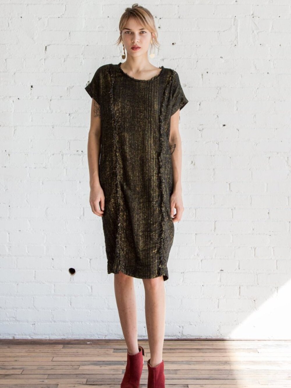 Raquel Allegra Black and Shimmering Gold Sleeve Shift Dress | Size M